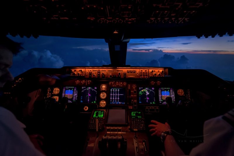 747 cockpit view