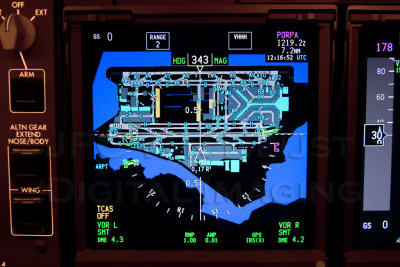 Navigation display with Airport Diagram of the 747-8