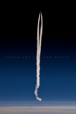 777 showing off her huge contrail