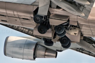 747-400 retracting landing gear