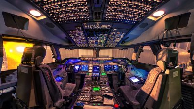 Boeing 747-400 Flightdeck at night