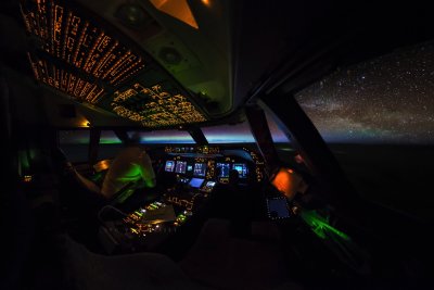 747-8 cockpit shot