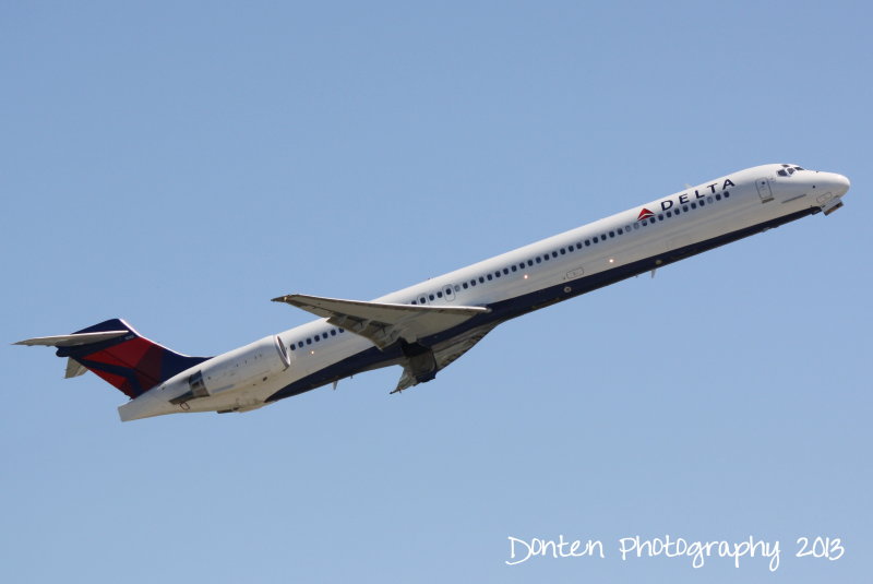 McDonnell Douglas MD-90 (N945DN)