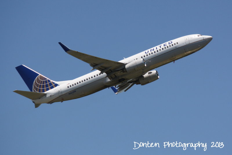 Boeing 737-800 (N26208)