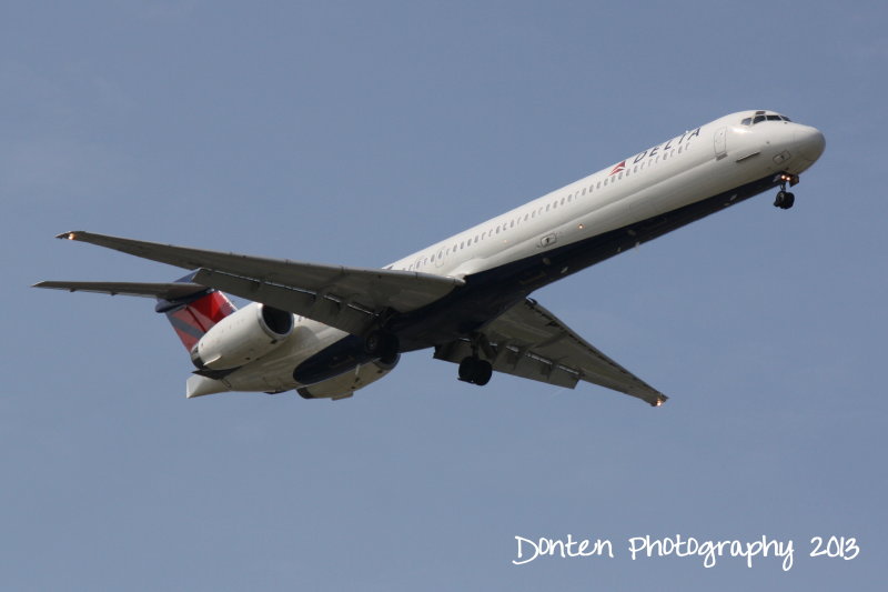 McDonnell Douglas MD-90 (N956DN)