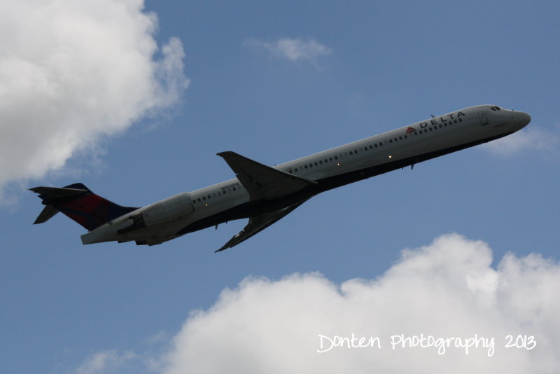 McDonnell Douglas MD-90 (N953DN)