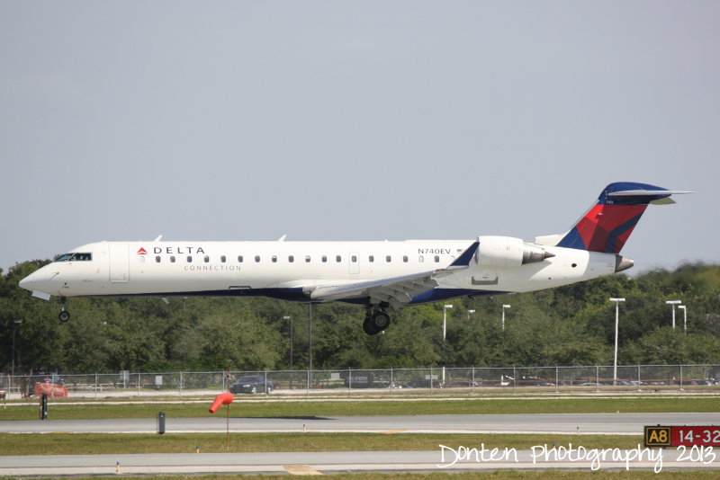 Canadair Regional Jet CRJ-700 (N740EV)