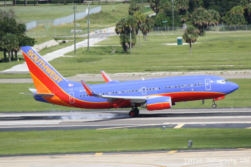 Boeing 737-700 (N7752B) 