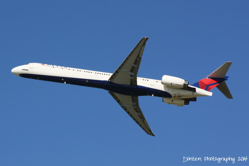 McDonnell Douglas MD-90 (N938DN) 