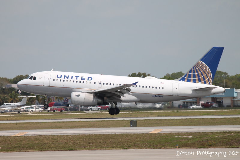 Airbus A319 (N845UA) 