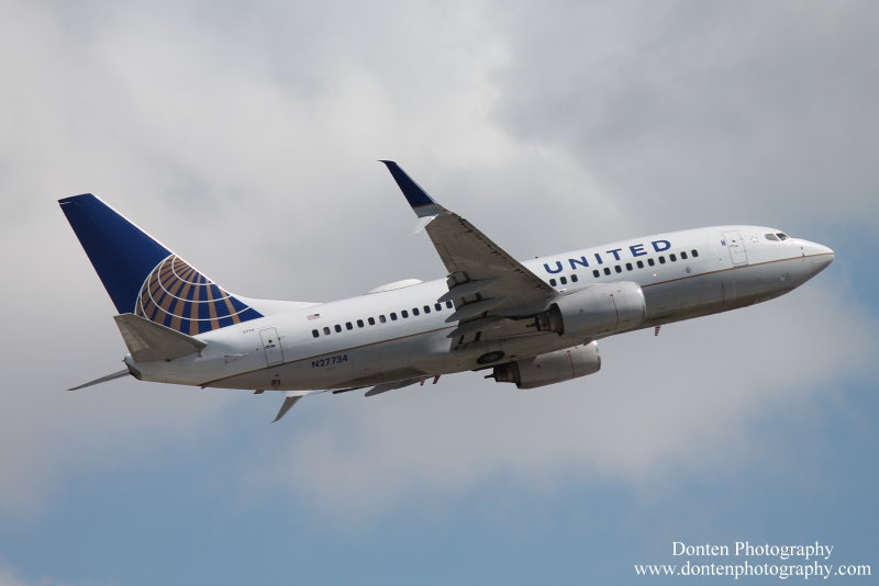 Boeing 737-700 (N27734)