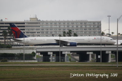 Boeing 757-300 (N589NW)