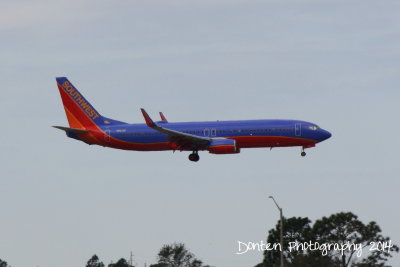 Boeing 737-800 (N8619F)