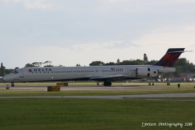 McDonnell Douglas MD-90 (N933DN) 