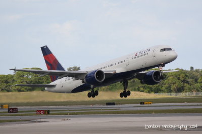 Boeing 757-200 (N698DL) 