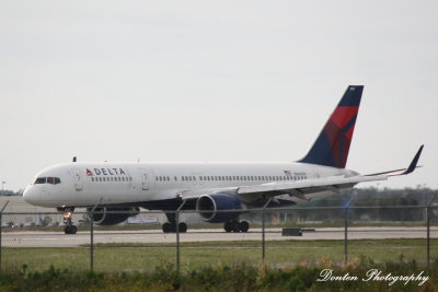 Boeing 757-200 (N669DN) 