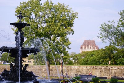 Fontaine de Tourny and Chateau Frontenac.jpg