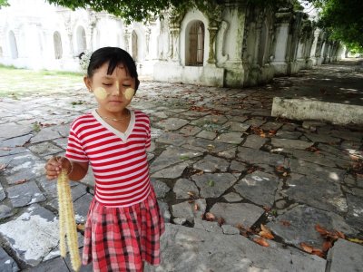 Child Selling Garlands - Kuthodaw Pagoda (2).jpg