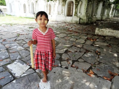 Child Selling Garlands - Kuthodaw Pagoda (4).jpg
