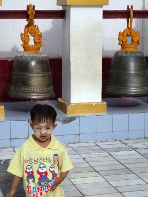 Child at Mahamuni Temple (1).jpg