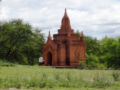 Small Temple Northeast of New Bagan.jpg