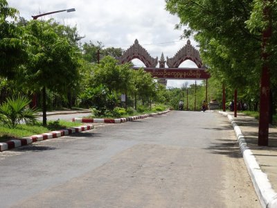 Southeast Rd Entrance to Bagan.jpg