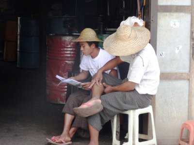 Locals in Nyaungshwe.jpg