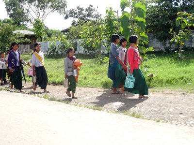 School Children Returning Home - Nyaungshwe (5).jpg