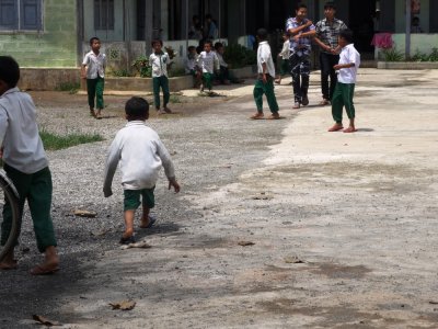 Schoolyard Play - Nyaungshwe (2).jpg