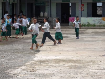 Schoolyard Play - Nyaungshwe (3).jpg