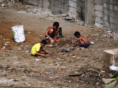 Boys Playing near Panama Street - Makati (2).jpg