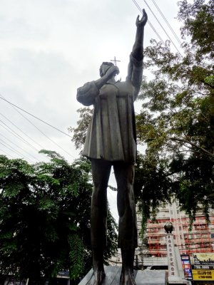 Lorenzo Ruiz Statue in Plaza Lorenzo Ruiz - #U82b1#U56ed#U811a#U5e7f#U573a.jpg