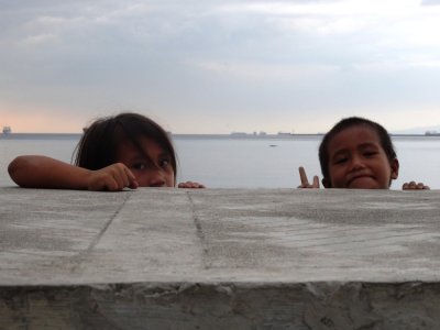 Peeking Kids - Manila Baywalk.jpg