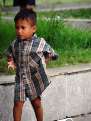 Wondering Child - Manila Baywalk (2).jpg