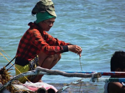 Local Conch and Seashell Seller and Child (4).jpg