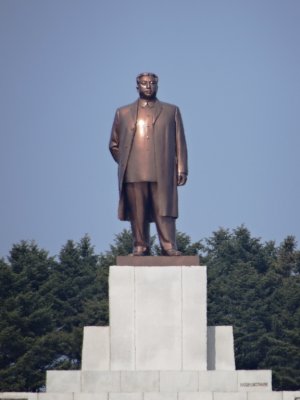 Kim Il-Sung Statue in Janam-dong (2).jpg
