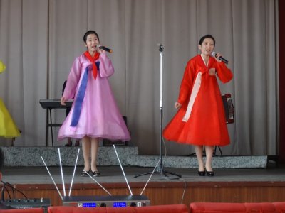 Singing Performance in Jeogori and Chima - 강반석고급중학교 - Kang Pan-sok (2)
