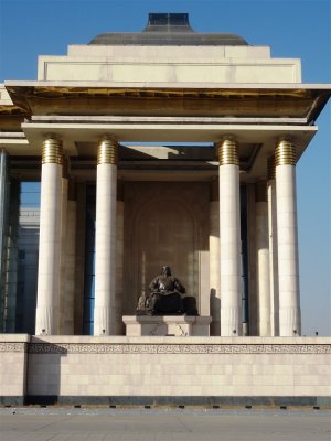 Statue of Kublai Khan in Chinggis Square.jpg