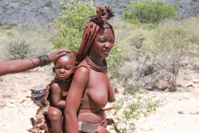 Himbavrouw met kind