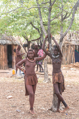 Huwbaar en niet huwbaar Himba meisje