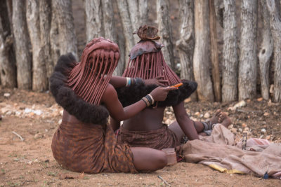 Himbavrouwe, bezig met de haardracht