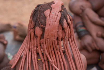 Haardracht huwbaar Himbameisje 