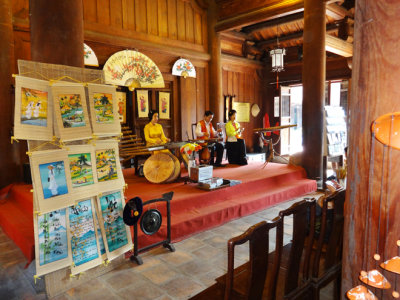 Musicians in the gift shop at the Temple of Lecture - Hanoi, Vietnem 