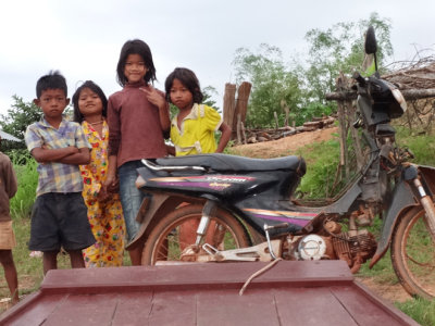 Children greeting us at the dock - we were going by boat on Tonle Sap Lake to the Prek Toal bird sanctuary - Siem Reap Province 