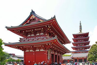 The Hozomon Gate (left) and the Five Story Pagoda (right) in the Senso-ji  Temple complex - Tokyo