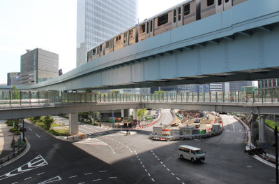 Efficient use of space near our hotel: top level - trains, middle level - pedestrians, street - autos (Shiodome District, Tokyo)