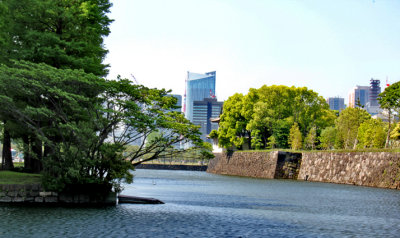 Wall and moat of the Imperial Palace - Tokyo