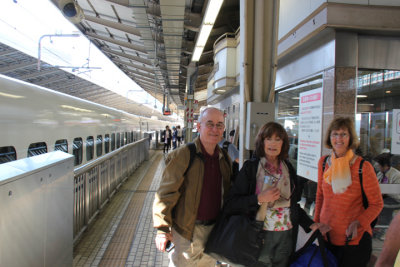 Judy, Sallie and John at the Tokyo Station ready to board the Shinkansen 700 bullet train (on the left) to Odawara