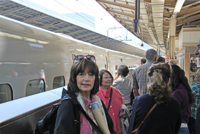 Judy at the Tokyo Station ready to board the Shinkansen 700 bullet train (on the left) to Odawara