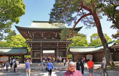 Minami-shin Mon - the main shrine gate to the courtyard and inner sanctuary of the Meiji Shrine - Tokyo